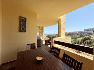 Sea View & Golf Frontline 2-Bedroom in Duquesa