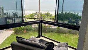 Frente Mar Apartamento 3Q em Itapema, Meia Praia, suite e 2BWC, Ar Condicionado, Smart TV, garagem e churrasqueira na sacada