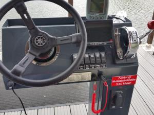 Traumhaus-auf-dem-Wasser-Modernisiertes-Hausboot-13-x-4-m