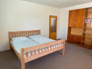 Šumperák u řeky v Želivě