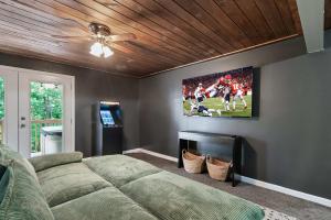 Fall Retreat Near Dollywood with Hot tub & Game Room