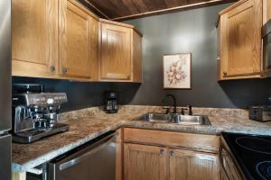 Fall Retreat Near Dollywood with Hot tub & Game Room