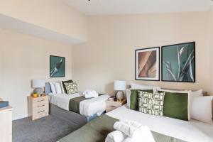 House - Sleeps up to 10 & Free Parking