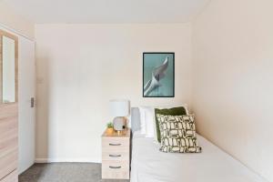 House - Sleeps up to 10 & Free Parking