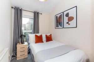 House - Sleeps up to 10 & Free Parking