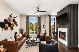 Luxury Nashville - Fire Table Balcony & City Views