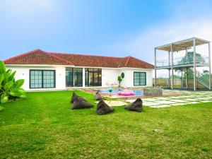 Theolive Arrea - Spacious Private Pool and Backyard