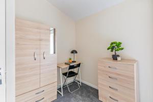 House - Sleeps up to 10 & Free Parking