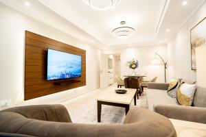 Charming 1BR with Sea & City Views