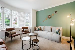 Hilton House - stylish 4-bed with parking