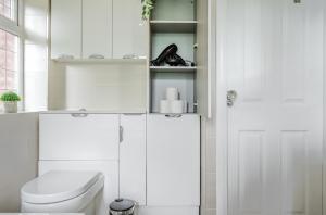 Hilton House - stylish 4-bed with parking