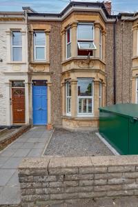 Family Home by Victoria Park with Garden