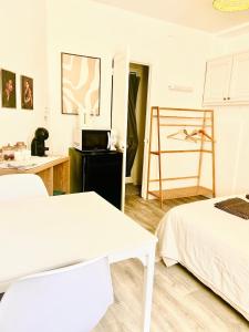 Chez gaillard petit studio sans cuisine entièrement rénové au calme