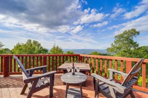Hot Tub + Stunning Views: Luxury Beech Mtn Escape!