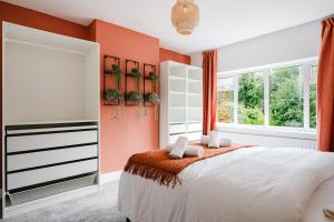 Hilton House - stylish 4-bed with parking