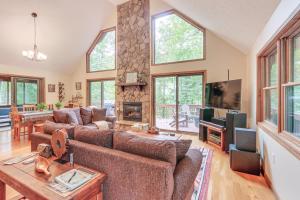 Great Cacapon Mtn Cabin with Private Hot Tub and Views