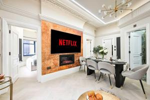 3 Bed Flat-Zone 1-Totthenham Court Rd-Luxury-Families-Groups-Professionals