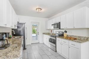Tropical Pool Oasis Minutes From Tampa Bay Beaches
