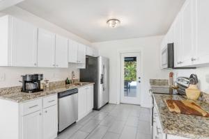 Tropical Pool Oasis Minutes From Tampa Bay Beaches