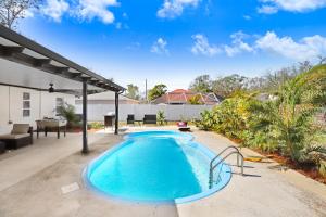Tropical Pool Oasis Minutes From Tampa Bay Beaches