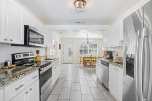 Tropical Pool Oasis Minutes From Tampa Bay Beaches