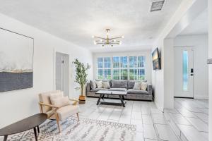 Tropical Pool Oasis Minutes From Tampa Bay Beaches