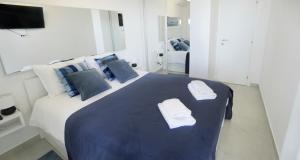 Val Apartment - Four Seasons Escape with sea view and swimming pool