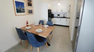 Val Apartment - Four Seasons Escape with sea view and swimming pool