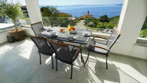 Val Apartment - Four Seasons Escape with sea view and swimming pool