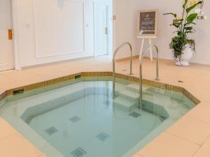 1BR Lagoon View Luxury Spa Retreat near Miracle Garden By Green Sky Holiday Homes