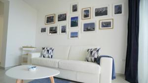 Val Apartment - Four Seasons Escape with sea view and swimming pool