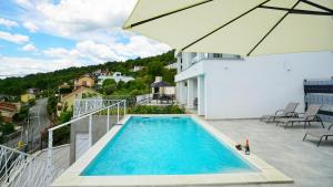 Val Apartment - Four Seasons Escape with sea view and swimming pool