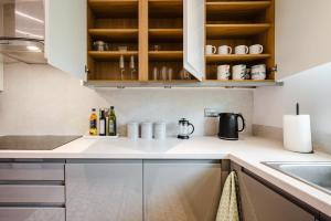 Hilton House - stylish 4-bed with parking