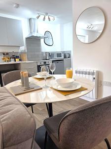 Cozy One Bed Flat at Dawe Luxury Suites - An Entire Apartment near Ely Cathedral & Train Station - The Perfect Base to Explore Ely, Cambridge, Norfolk & London - 2 Guests Max & Pet Friendly