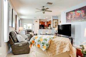 4 Mi to Brandon Exchange Resort-Style Townhome!