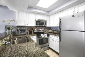 Beach Colony 2 Bedroom Ocean View w In-Unit Washer and Dryer