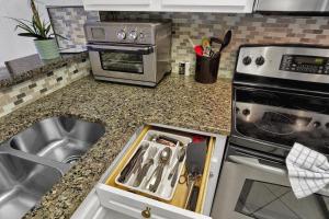 Beach Colony 2 Bedroom Ocean View w In-Unit Washer and Dryer