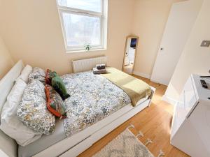 Bright 3-Bedroom Aldgate Flat with Free WIFI near Tower Hill, Brick Lane & Spitalfields