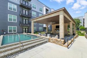 05 Downtown FW 1BR, Luxury Living with Resort Style Pool and Gym