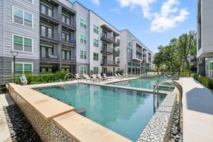 05 Downtown FW 1BR, Luxury Living with Resort Style Pool and Gym