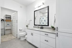 05 Downtown FW 1BR, Luxury Living with Resort Style Pool and Gym