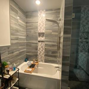 Contemporary Luxury 3 Bdr Apt for 6 with Free Parking