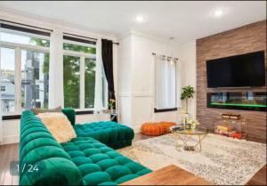 Contemporary Luxury 3 Bdr Apt for 6 with Free Parking