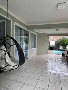 Casa com Piscina à 130m da praia do gravata