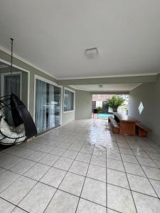 Casa com Piscina à 130m da praia do gravata