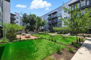 44 Chic 2B Condo, Resort Pool and Gym, Near Stockyards