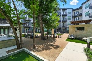44 Chic 2B Condo, Resort Pool and Gym, Near Stockyards