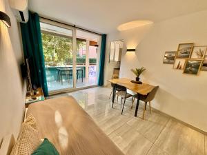 Studio moderne près de la plage & Monaco, Parking