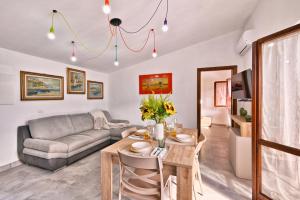 Villino Giuliana by Theater Home