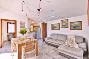 Villino Giuliana by Theater Home